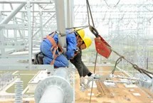 施工人员在高空安装架空线